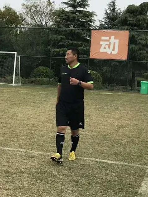 足球裁判法_球队裁判_美国足球裁判规则