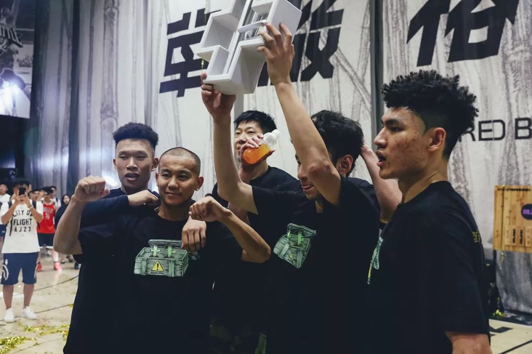 篮球冠军和普通人打篮球_篮球运动员冠军是谁_篮球冠军是